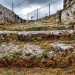 Nell'angusto ambiente si accede scendendo alcuni gradoni scavati nella roccia